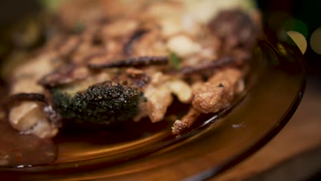 brócoli frito crujiente vegano y mezcla de chalota cocinando en una sartén caliente a cámara lenta cerca de la cocina casera