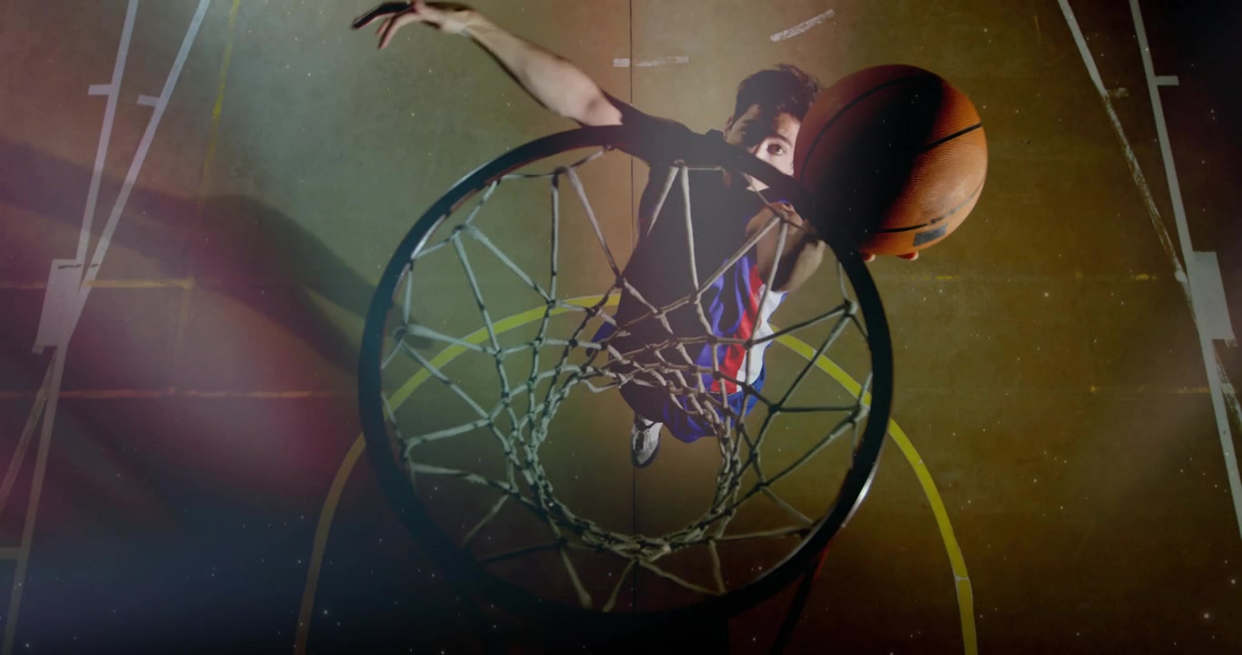 Giocatore che palleggia, appoggia il piede, salta e fa canestro, con un arco animato a tema sportivo.