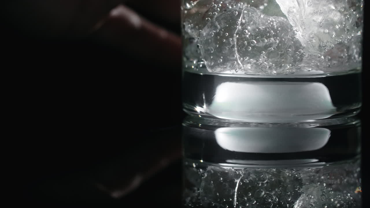 얼음으로 된 물 한 잔