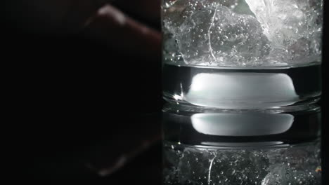 vaso de agua con hielo