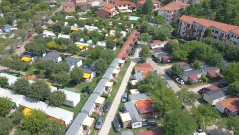 Toma-Aérea-Del-Camping-De-Mariposas-En-La-Ciudad-De-Peschiera,-Lago-Garda,-Italia