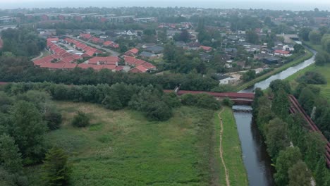 Luftaufnahme:-Drohnenaufnahmen-Einer-Pipeline-In-Der-Nähe-Einer-Kleinen-Stadt-In-Jütland,-Dänemark