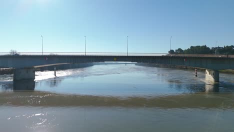 Die-Überfahrt-Unter-Der-Pont-Du-Royale-Verbindet-Avignon-Und-Villeneuve-les-Avignon,-Frankreich