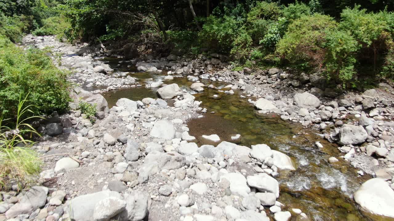 corriente del río 'iao que fluye río abajo