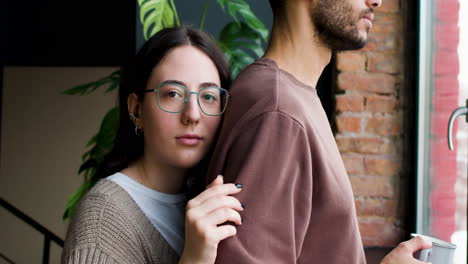 pareja enamorada en casa