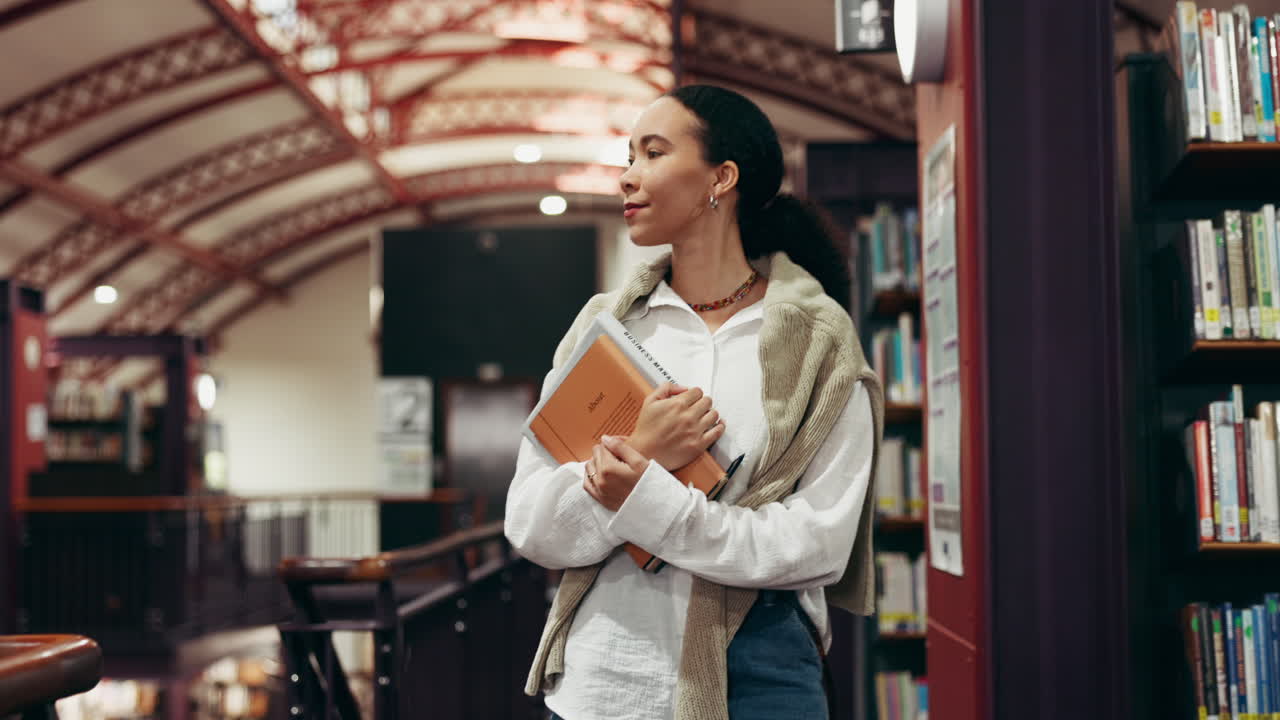 Una donna in una biblioteca con libri