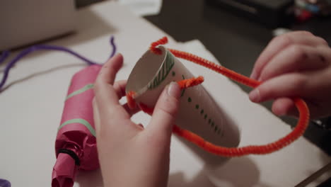 niña pequeña haciendo adornos de navidad caseros para el árbol de navidad