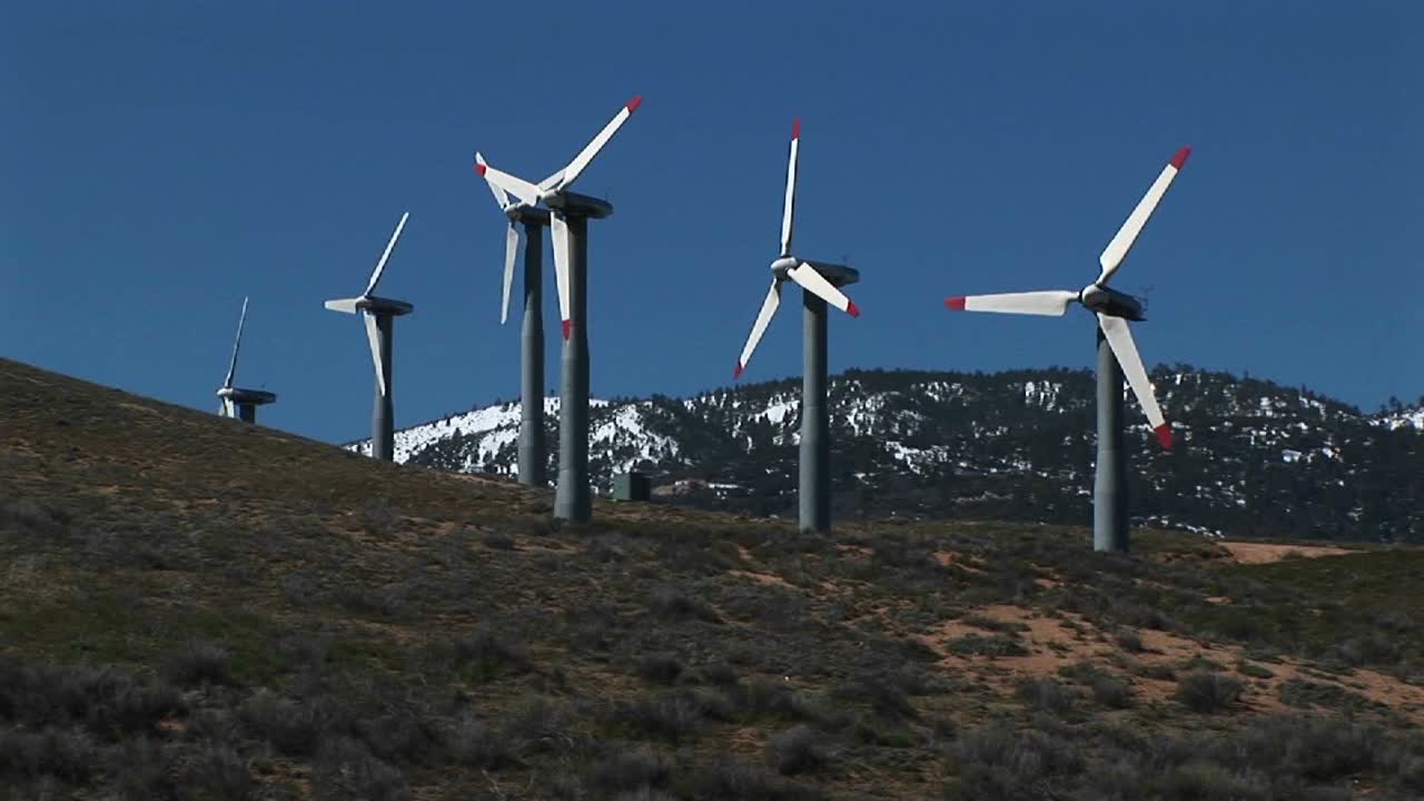 longshot di diverse turbine eoliche che generano energia a tehachapi in california
