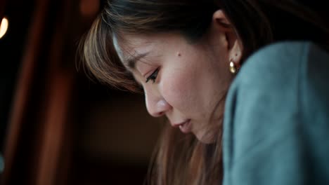 女性のクローズアッププロフィール