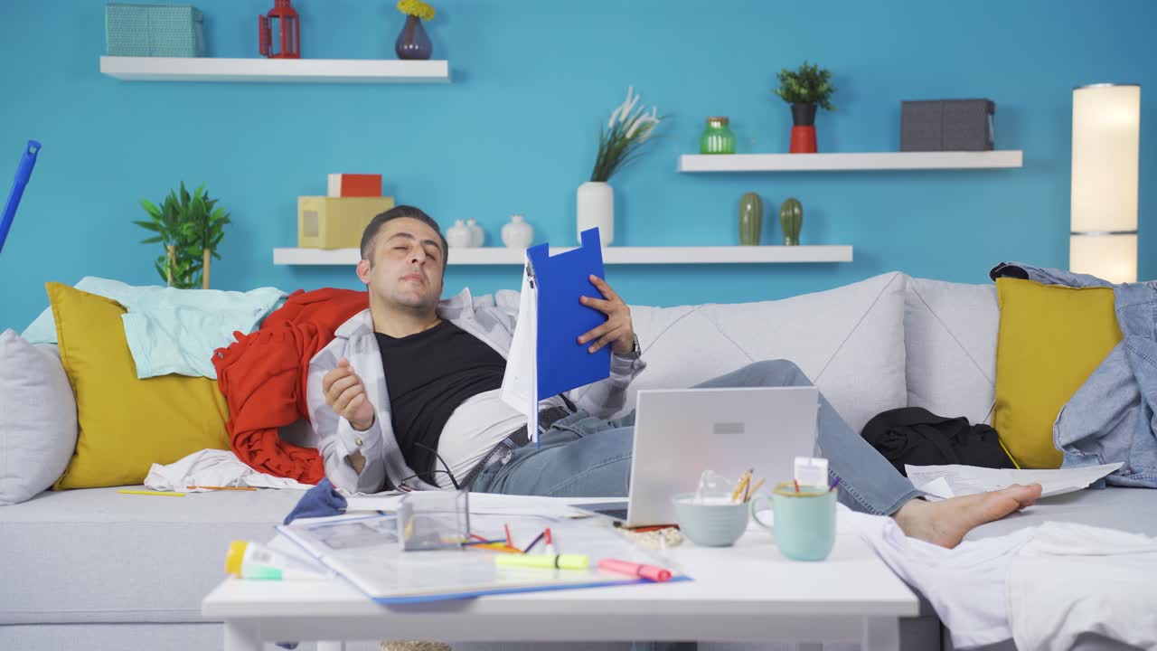 el perezoso deja su trabajo y juega juegos.