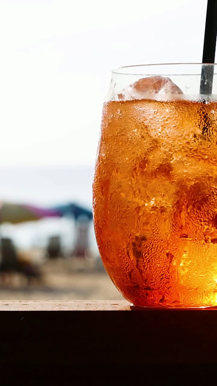 bebida refrescante con vista a la playa en phuket