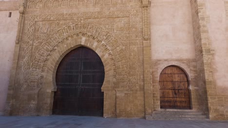 Beautiful-entrance-to-Kasbah-Udayas-citadel,-towering-exterior-wall