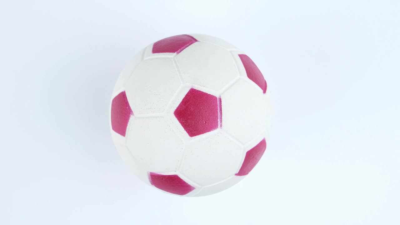 футбольный мяч, вращающийся на белом фоне. чемпионат. мир. европа. место для текста.