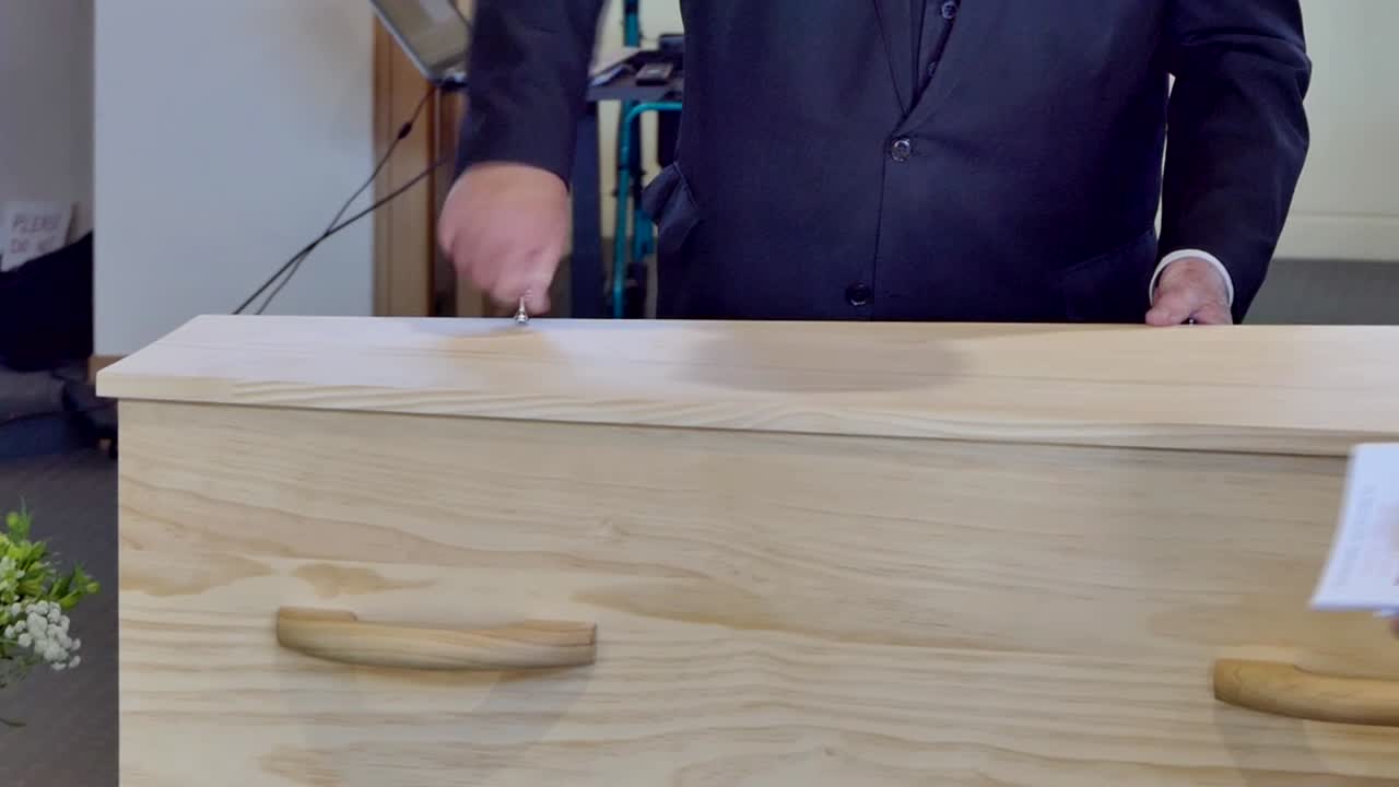 영구차나 예배당에 있는 장례식 관의 클로즈업 샷 또는 묘지의 매장