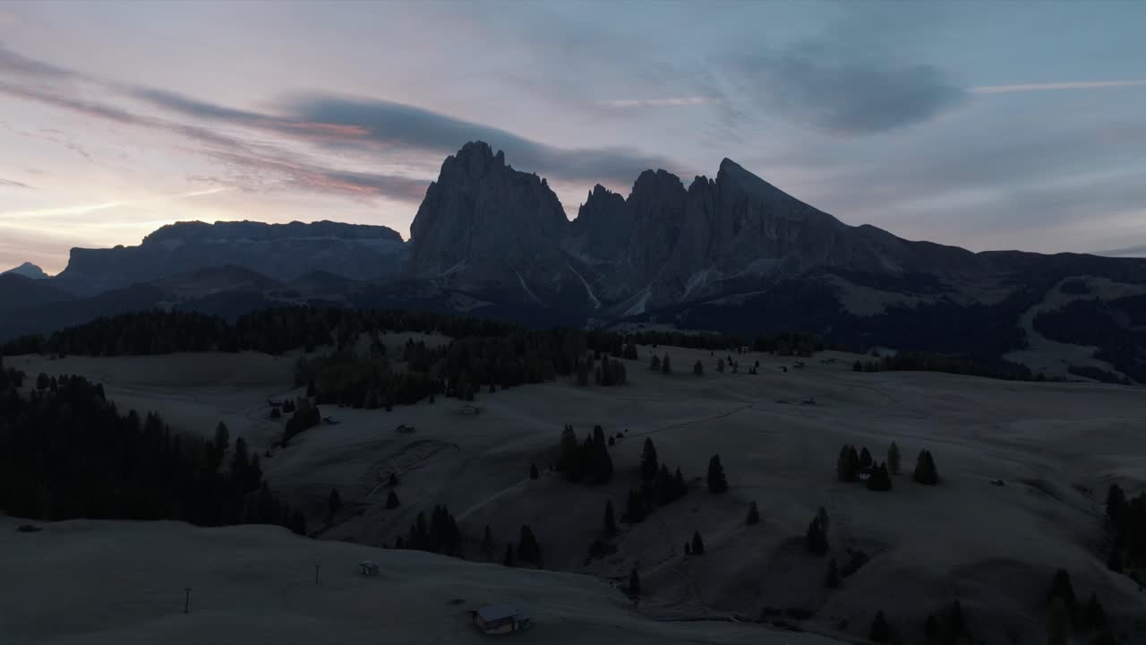 Luftfoto af bjergtoppe under solopgang i Dolomitterne, Italien.
