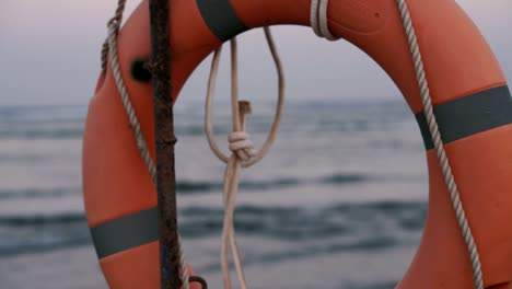 la boya salvavidas pesa en el fondo del mar.