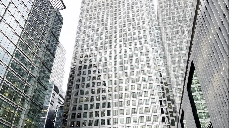 edifícios de negócios altos um ao lado do outro escritórios limpos de alto valor caro localização luxuosa parceiros muitas janelas ver através de paredes de vidro levantando para cima de baixo para cima vista sentimento pequeno céu nublado wow