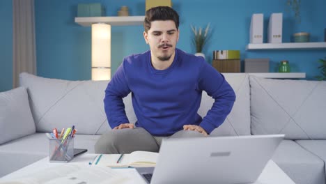 habiendo completado su trabajo, el joven se relaja y descansa con gran paz.