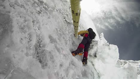 Escalador-En-Pared-Helada-Con-Viento-Y-Nieve