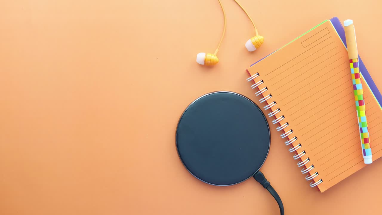 carga de teléfono inteligente con accesorios en fondo naranja