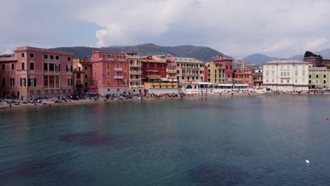 Ruhiges-Meer-Mit-Booten-In-Der-Nähe-Von-Sestri-Levante,-Ligurien-Während-Der-Goldenen-Stunde,-Luftaufnahme