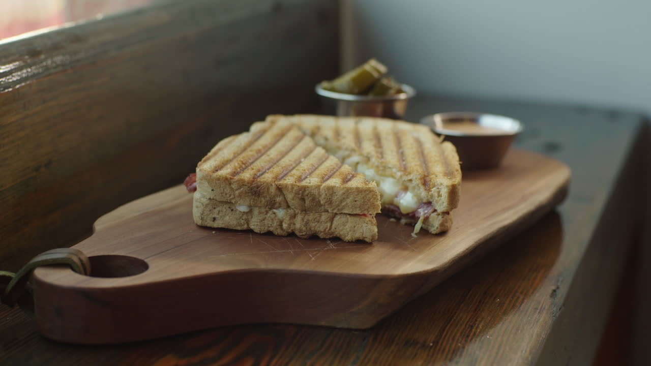 Appoggiare un panino con contorni su un tavolo di legno.