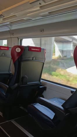 asientos de tren vacíos con vistas panorámicas al campo