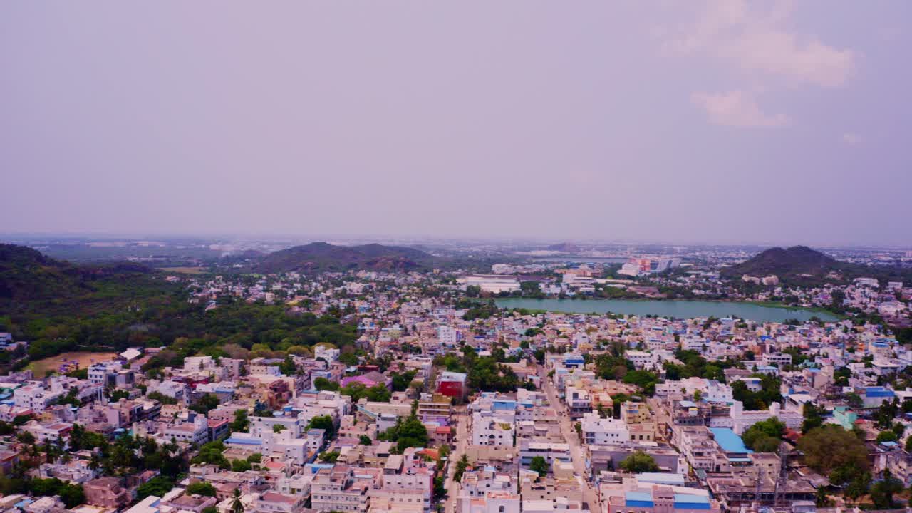 인도 남부의 도시 지역의 공중 촬영은 하루의 여러 시간과 봉쇄 기간 동안 촬영되었습니다.