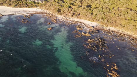 Antena-De-Drones-Que-Se-Desplaza-Hacia-Abajo-En-Un-Parque-Nacional-Que-Se-Desplaza-Hacia-Abajo-Para-Revelar-Un-Hermoso-Océano-Azul-Brillante