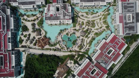 Blick-Aus-Der-Luft-Auf-Das-Lazy-River-Wassersystem-In-Einem-Resort-In-Mexiko