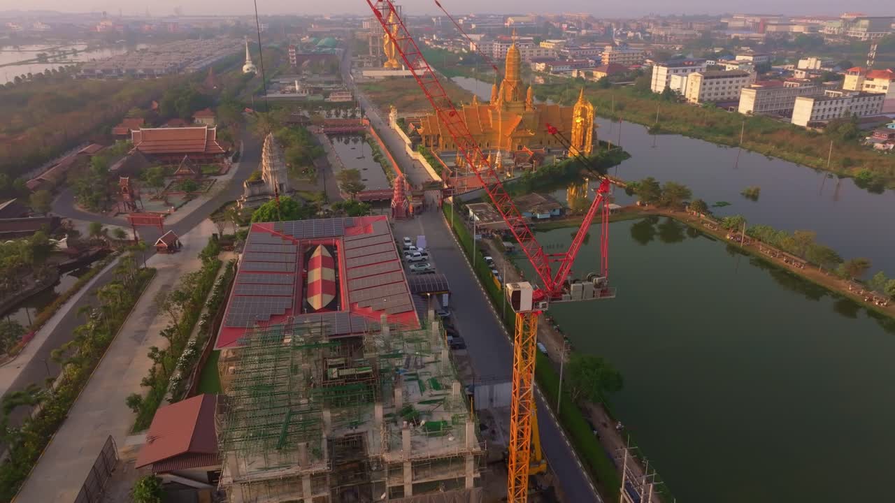 Khung cảnh từ trên cao của dự án xây dựng với cần cẩu dưới bầu trời bình minh