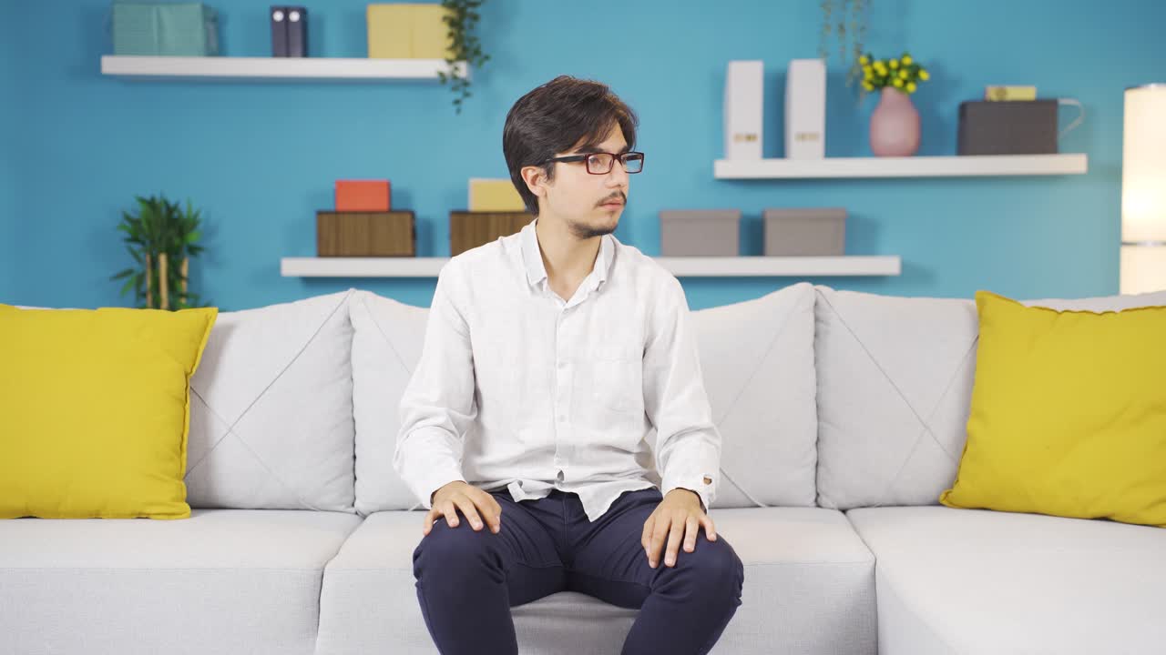 안경을 쓴 남자.