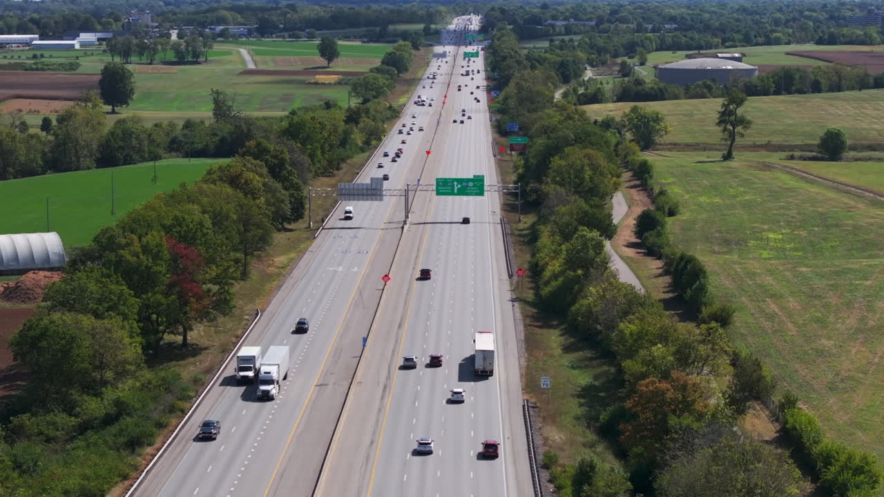 vista aérea de drones del tráfico de la autopista interestatal 64 en lexington, kentucky