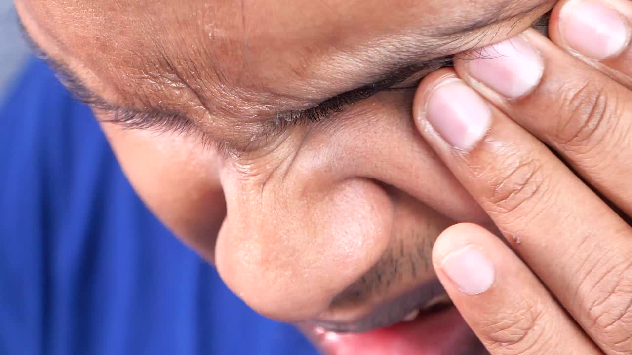hombre con dolor en el ojo