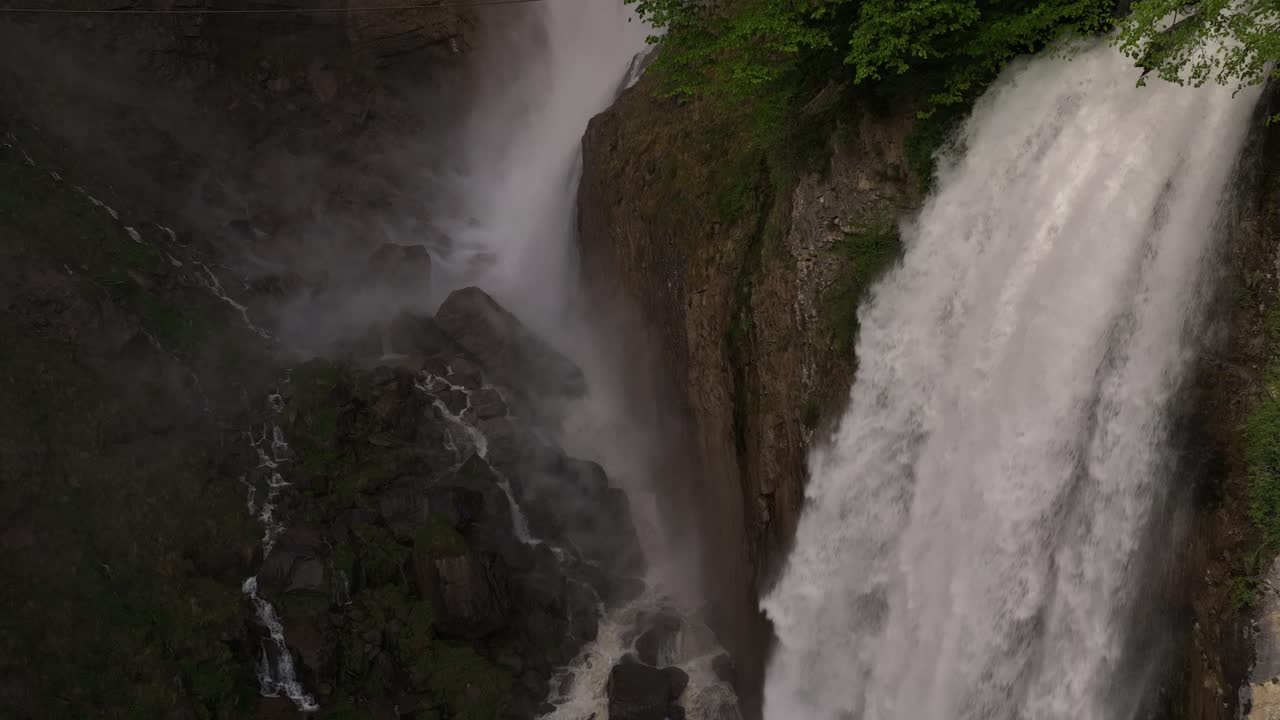 시렌바흐 폭포 (seerenbach falls) 는 스위스 발렌세 근처의 베틀리스 주 암덴에서 강한 물 흐름에서 어나오는 안개와 함께 가파른 절벽으로 떨어집니다.