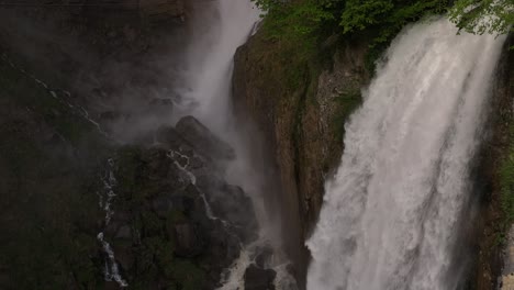 seerenbach cae en cascada por un acantilado empinado con niebla que se eleva desde el poderoso flujo de agua, en amden, betlis, cerca de walensee, suiza