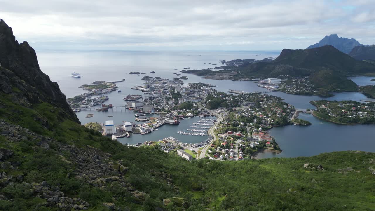 노르웨이 로포텐 제도 (lofoten islands, norway) 의 디벨포르텐 하이크 (develporten hike) 중의 소볼바어 전망 - 공중 4k