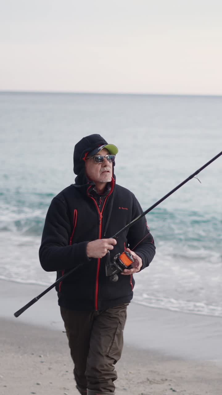 Pria memancing di pantai