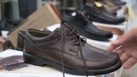 el zapato del hombre en primer plano