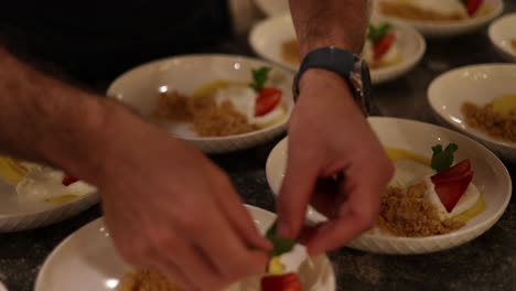 chef guarnición postre con hojas de menta verde