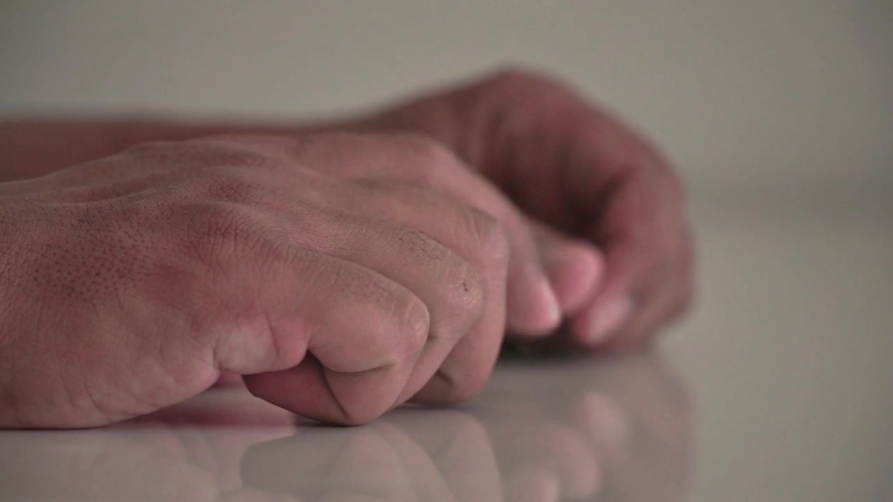 Dedos tamborilando na mesa nervosamente. Conceito de ansiedade, impaciência e tédio, filmagem de gesto de espera.