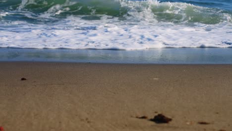 Tranquilas-Olas-Del-Mar-Rompiendo-En-La-Orilla