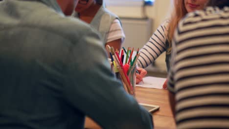 Lässiges-Business-Team,-Das-Während-Der-Besprechung-Notiz-Nimmt