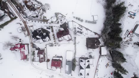 Von-Oben-Nach-Unten-Geschossener-Schnee,-Der-In-Zakopane-Im-Winter-Herunterfällt