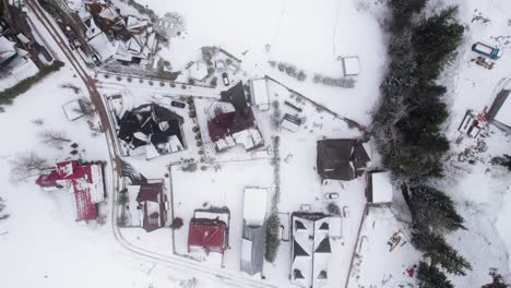 disparo de arriba hacia abajo de nieve cayendo en zakopane en invierno