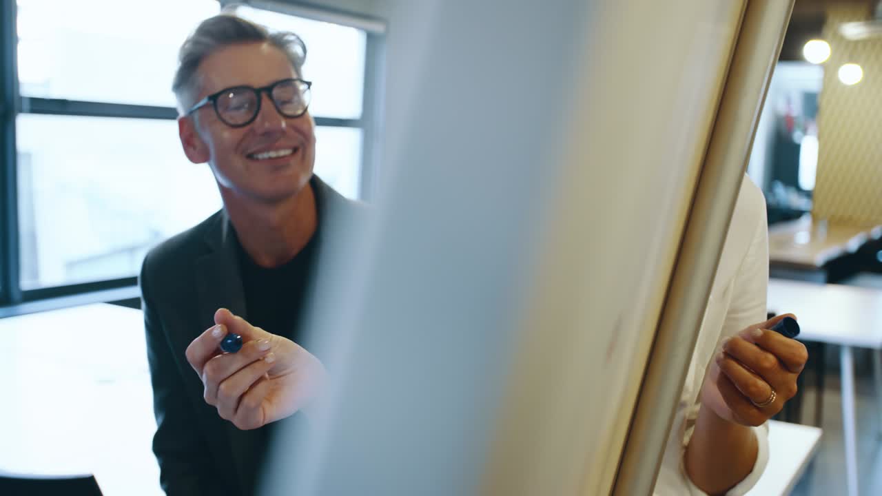 mujer de negocios explicando el proyecto a su equipo