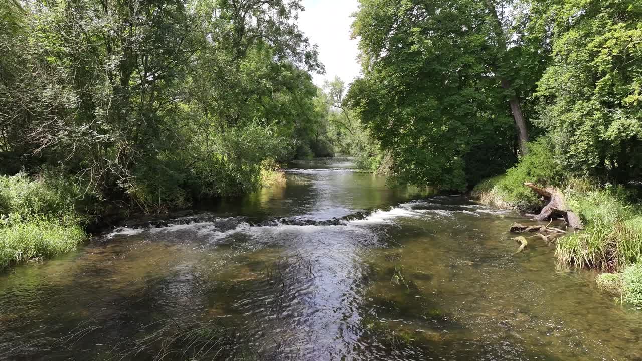 Ripresa bassa con drone in volo sopra il fiume
