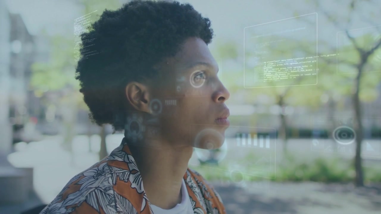 Uomo seduto sul bordo di una piazza che sorseggia da una tazza da asporto, apre gli occhi, visualizza un'interfaccia utente (UI) di tecnologia AR per i dati