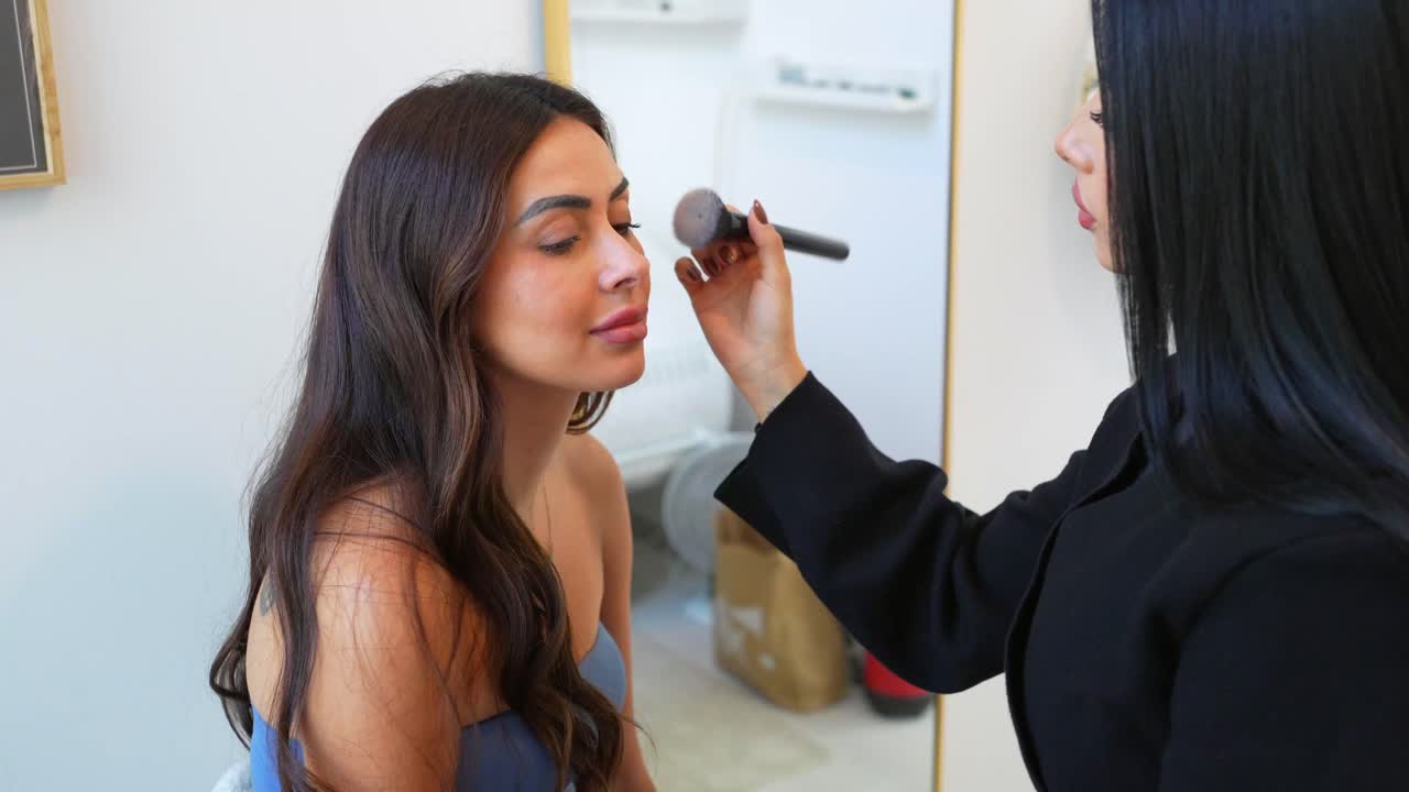 mujer aplicando maquillaje