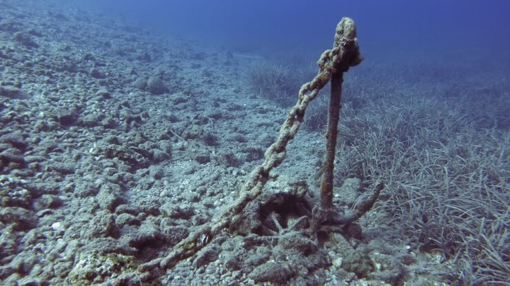 Rustent anker og kæde nedsænket under havet på øen Kefalonia, Grækenland